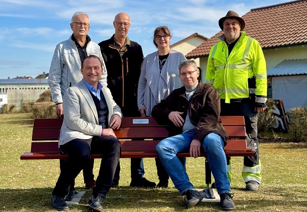Eigenheimer spenden zum 60. Geburtstag eine neue Sitzbank für den Spielplatz am Dammweg