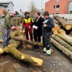 Neues Spielgerät für den Margarethe-Schreiber-Spielplatz: Bauhof baut Kletterparcours aus Rafelder Holz