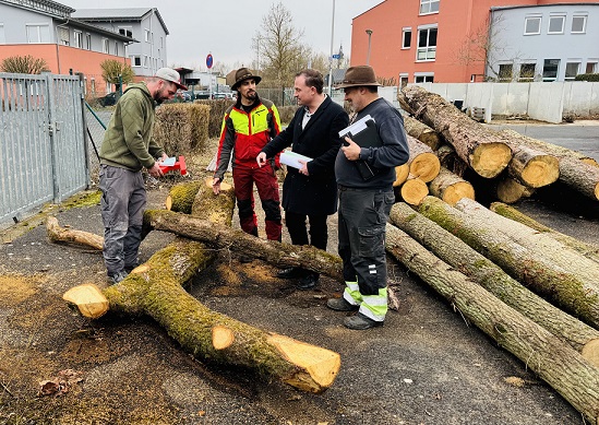 Neues Spielgerät für den Margarethe-Schreiber-Spielplatz: Bauhof baut Kletterparcours aus Rafelder Holz