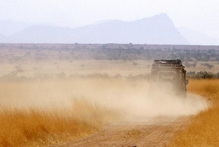 Große Staubwolke irritierte die Polizei: 33-Jähriger rast massiv alkoholisiert über einen Flurweg