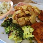 Bleib zuhaus´ und ess´ daheim: Hacksteaks mit Bratkartoffeln, dazu Brokoli-Gemüse und Salat mit Tomaten, Sellerie und Blumenkohl