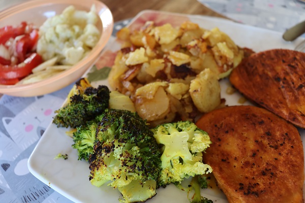 Bleib zuhaus´ und ess´ daheim: Hacksteaks mit Bratkartoffeln, dazu Brokoli-Gemüse und Salat mit Tomaten, Sellerie und Blumenkohl