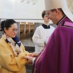 „Gott spricht jeden persönlich an“: Taufe, Firmung und Eucharistie bei einer Feier im Würzburger Kiliansdom