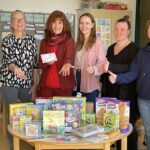 Spendenübergabe: Der Chor „Sing mit“ unterstützt die Schulvorbereitende Einrichtung der Erich Kästner Schule in Kitzingen