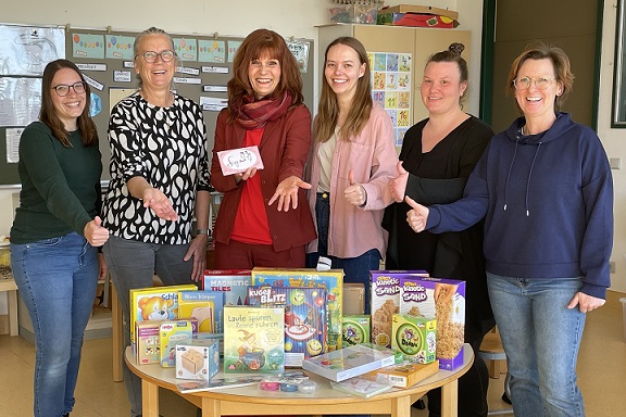 Spendenübergabe: Der Chor „Sing mit“ unterstützt die Schulvorbereitende Einrichtung der Erich Kästner Schule in Kitzingen