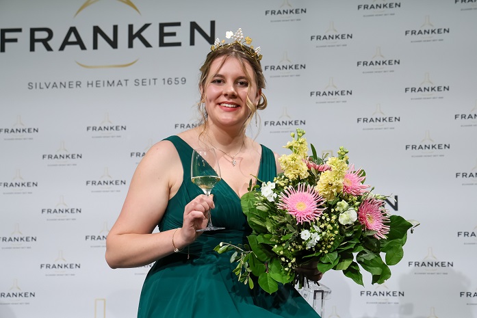 Antonia Kraiß aus Nordheim am Main ist die 67. Fränkische Weinkönigin
