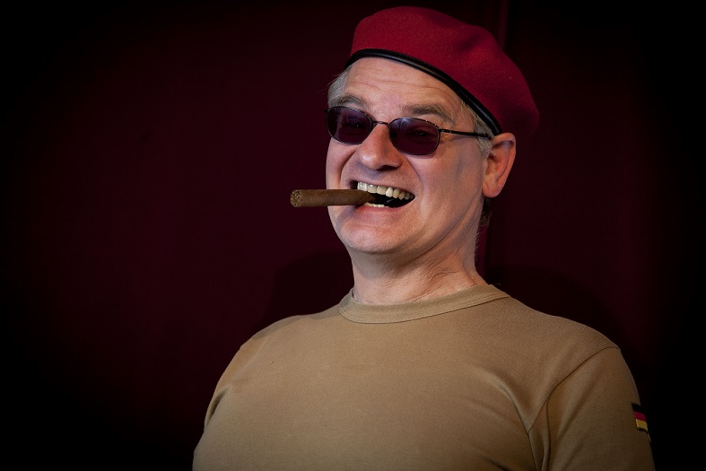 „Unkraut vergeht nicht – 25 Jahre Anschiss“: Ausbilder Schmidt kommt am Sonntag nach Hallstadt