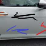 Wer hat in Arnstein einen Pkw mit Farbe beschmiert und verkratzt?