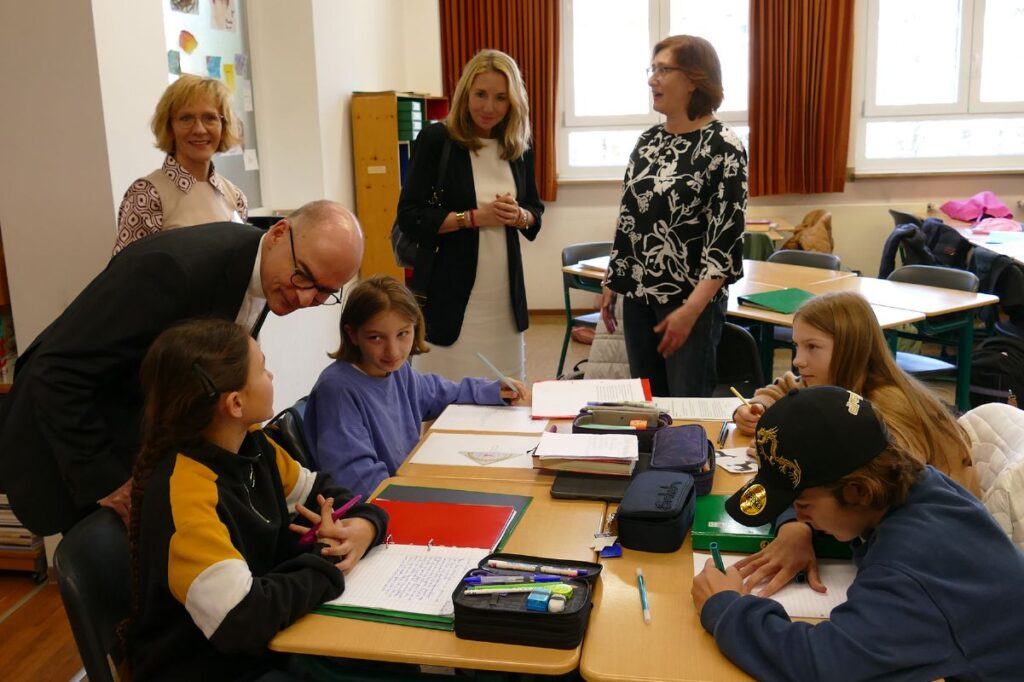 „Unsere Schulen sind pastorale Orte“: Bischof Dr. Franz Jung und Kultusministerin Anna Stolz besuchen Maria-Ward-Schule Aschaffenburg