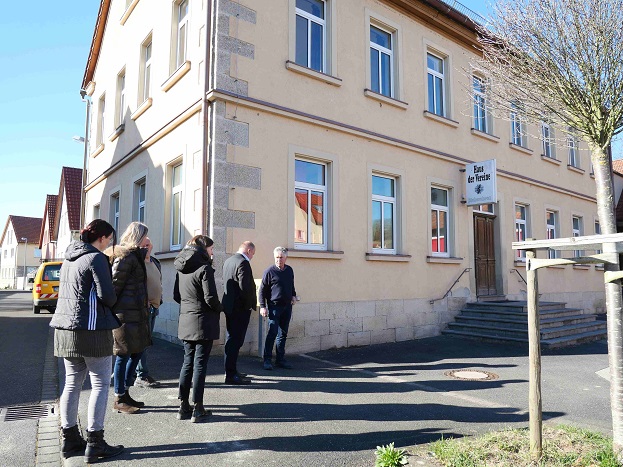 Bieberehren krempelt die Ärmel hoch: Gemeinde erneuert Spielplatz in Eigenregie und wächst mit Neubaugebiet