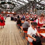 Bierzeltschubserei endet mit Platzwunde: Wer kennt die Frau mit dem blauen Dirndl?