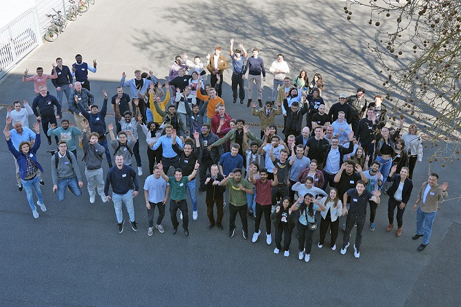 Mit künstlicher Intelligenz Hürden in der Verwaltung überwinden: Studierende stellen sich Aufgaben von unterfränkischen Institutionen