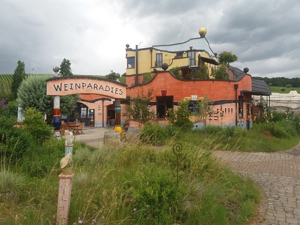Lauf´ mal ´rum: Die Eisenheimer Runde mit dem Hundertwasser-Winzerhaus und dem Zwiebelfleisch auf dem Schiff