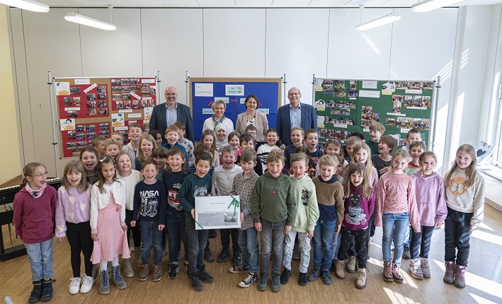 Forscherdrang wurde belohnt: Schaeffler FAG Stiftung zeichnete 49 SchülerInnen der 1. Klasse der Grundschule Volkach aus
