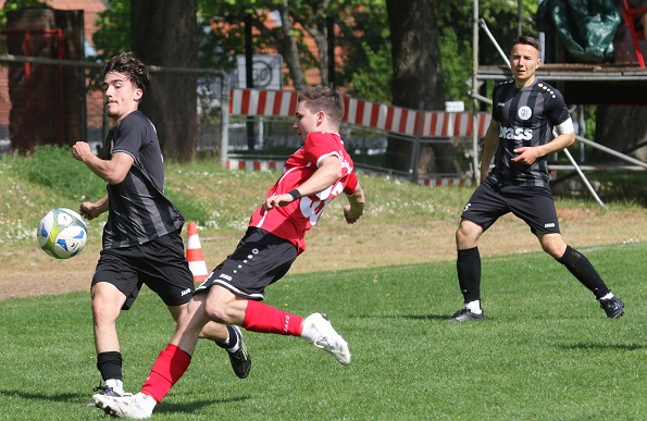 Landesliga am Samstag: Zwei bittere 0:4-Hiemniederlagen, aber auch ein deutlicher Sieg in der Fremde