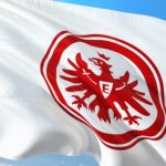 Welcher Fußballfan hat eine Fahne der Frankfurter Eintracht verloren – und vor allem die daran hängenden vier Schlüssel?