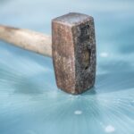 Streitigkeit zwischen einem Paar eskaliert: 37-Jähriger bedroht seine Lebensgefährtin mit dem Hammer