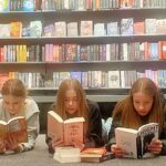 Humboldt-Schüler shoppen im Hugendubel Bücher im Wert von 1000 Euro für die Zweigstelle der Stadtbücherei