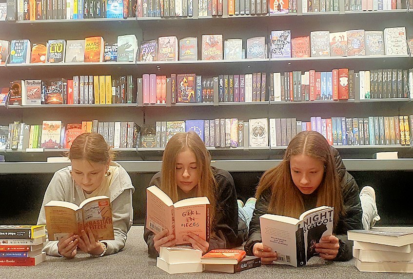 Humboldt-Schüler shoppen im Hugendubel Bücher im Wert von 1000 Euro für die Zweigstelle der Stadtbücherei