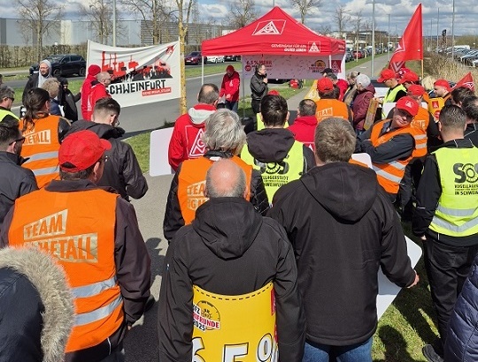 Warnstreiks im Kfz-Handwerk gestartet: Beschäftigte von Emil Frey in Schweinfurt machen Druck auf Arbeitgeber