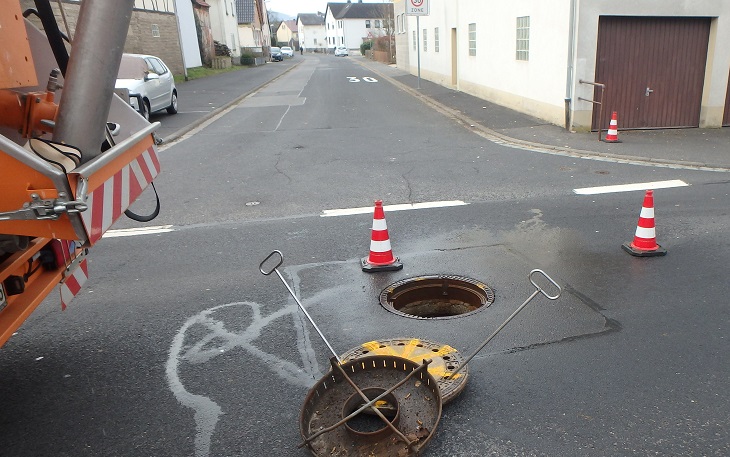 Reinigung der 4800 Kanalschächte in Bad Kissingen: Vom 05. Mai bis 31. Mai darf man nicht auf ihnen parken