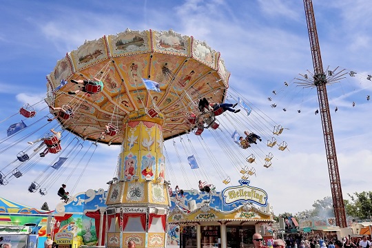 Auf dem Frühjahrsvolksfest: Bargeld gestohlen und 15 Jahre alter Person in den Bauch geschlagen