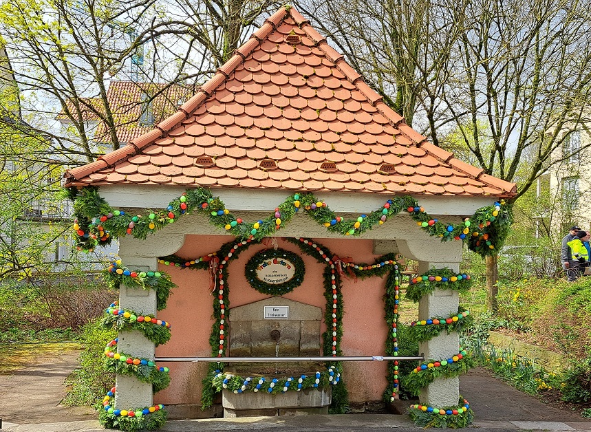 Der Bürgerverein Klingenbrunn weiht seinen Osterbrunnen ein und lädt ein zur feierlichen Veranstaltung am Gründonnerstag