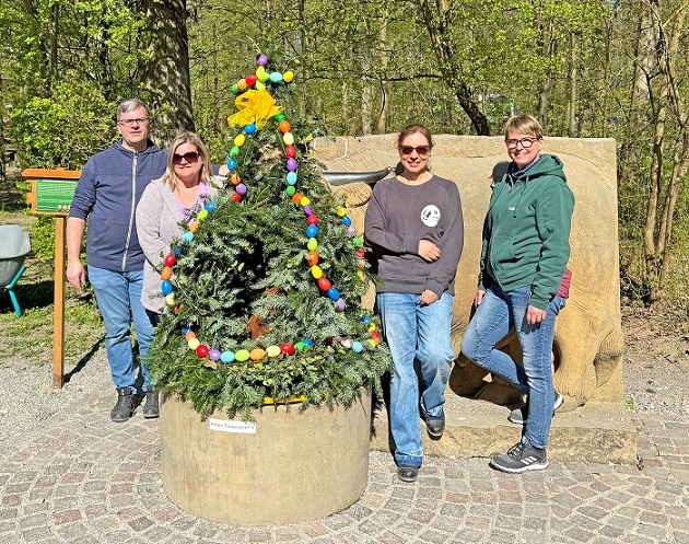 Es „ostert“ im Wildpark: Der Brunnen ist nach fränkischem Brauch geschmückt und die Eiersuche steht vor der Türe