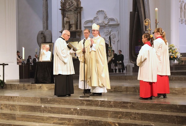 „Danke, Papst Franziskus“: Bischof Jung feiert Pontifikalrequiem für den Verstorbenen