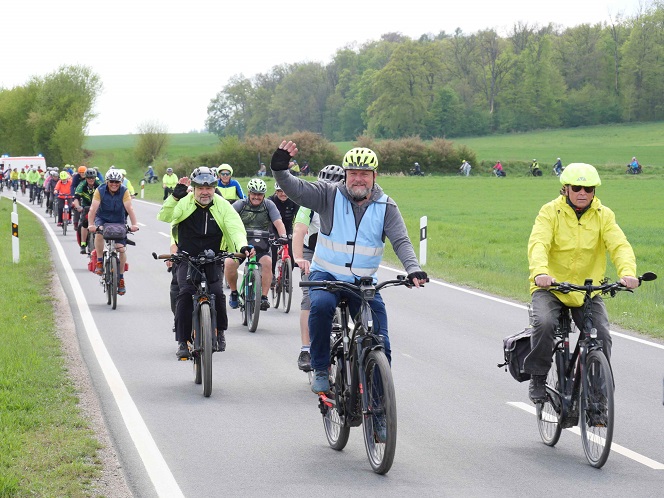 Rekordteilnehmerzahl beim Radlerfrühling 2025:360 Begeisterte waren mit Landrat Thomas Eberth im westlichen Landkreis Würzburg unterwegs