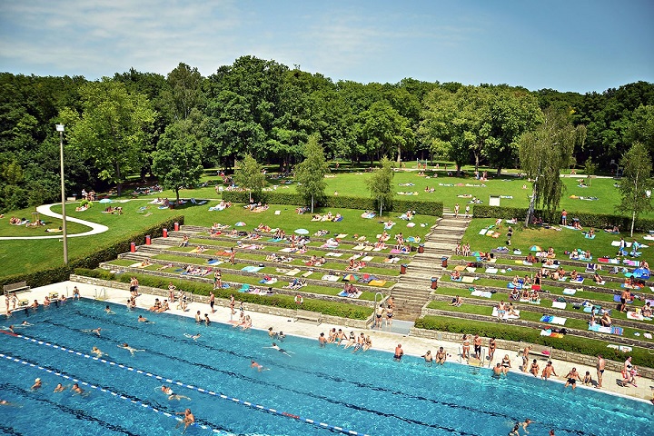 Jungen im Freibad Silvana angesprochen: Polizei nimmt 21-jährigen Gliedvorzeiger vorläufig fest