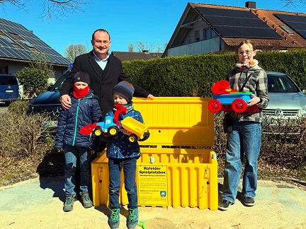 Grafenrheinfeld eröffnete den generalsanierten Spielplatz in der Margarethe Schreiber-Straße mit Kinderkirche und geistlichem Segen
