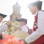 Offizieller Startschuss für die Tourismussaison 2025 an der Mainschleife: Weinprinzessinnen und Volkacher Ratsherr treffen den Osterhasen