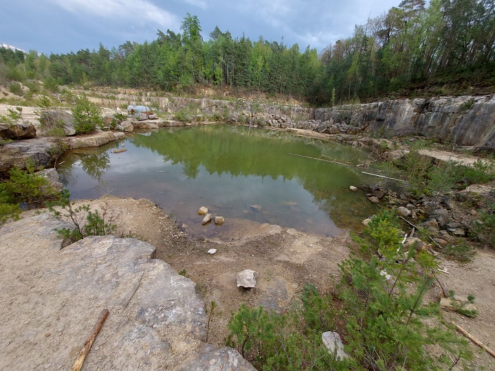 Fahr mal hin und lauf mal rum: Der sagenumwobene und schwer zu findende Steinbruch bei Burgpreppach – VIELE FOTOS!