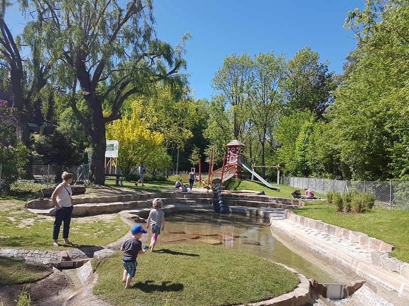 Die Saison am Wasserspielplatz Schützenstraße ist nach der Winterpause wieder eröffnet