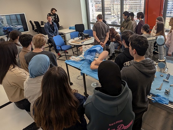 Ein moralischer Kompass in der Robotik: AvH-Gymnasium besucht CERI der THWS