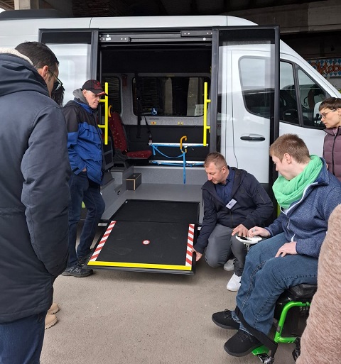 Schulung für Busfahrer: Wie fahren Fahrgäste mit Behinderung gut und sicher im Bus?