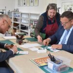 Kunst setzt Zeichen: Landrat Wilhelm Schneider und Bürgermeister Alexander Bergmann beteiligen sich an dem kreativen Gemeinschaftsprojekt im Atelier von Jannina Hector