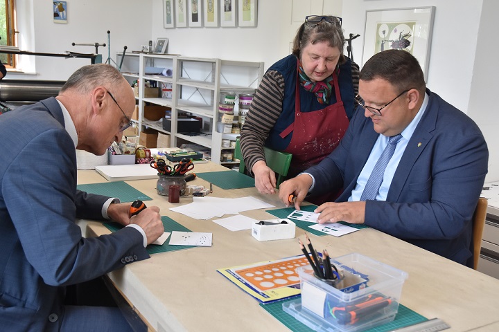 Kunst setzt Zeichen: Landrat Wilhelm Schneider und Bürgermeister Alexander Bergmann beteiligen sich an dem kreativen Gemeinschaftsprojekt im Atelier von Jannina Hector
