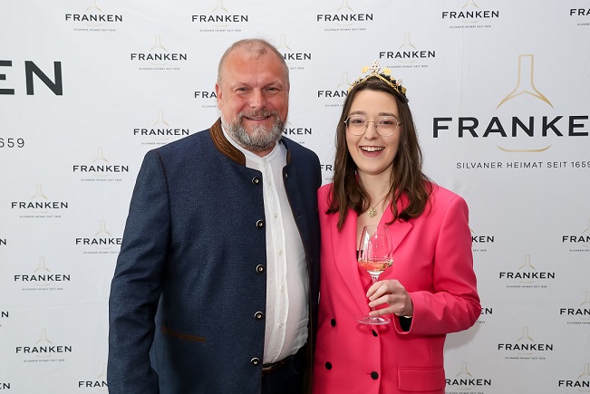 67. Fränkische Weinkönigin: Würzburgs Landrat Thomas Eberth sagt Danke an Lisa Lehritter und sendet Glückwünsche an die neue Hoheit Antonia Kraiß