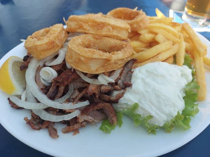 Fahr mal hin und kehr mal ein: Griechische Teller im Alten Bach in Zell am Ebersberg