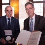 „In Franken untrennbar mit Wein“: Oberbürgermeister Christian Schuchardt zeichnet Weinbaupräsident Artur Steinmann aus