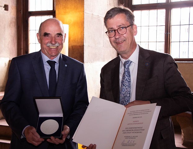 „In Franken untrennbar mit Wein“: Oberbürgermeister Christian Schuchardt zeichnet Weinbaupräsident Artur Steinmann aus
