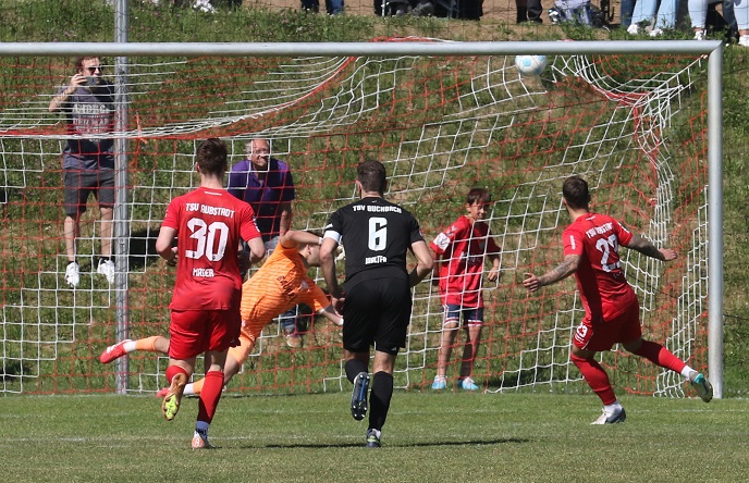 Blockade in den Füßen: Dank zweier Einwechselspieler hat Aubstadt den Klassenerhalt dennoch selbst in der Hand – VIELE FOTOS!