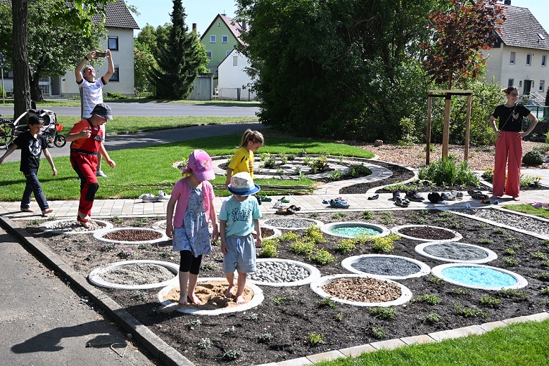 Barfußpfad und Sinneskreise: Nächster Baustein des Gartenbauvereins Grettstadt für Platz der Begegnung