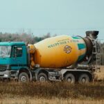 Zum Glück kein Personenschaden: Treffen sich ein E-Scooter Fahrer und ein Betonmischer im Kreisverkehr…