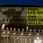 PETA und 200.000 Menschen fordern Papst Leo XIV. mit einer Großprojektion auf den Apostolischen Palast auf, den „Krieg gegen Stiere“ zu beenden