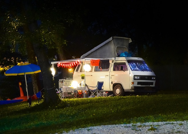 Aschaffenburg-Crime 1: Nach einer Sachbeschädigung auf Campingplatz leistet ein 21-Jähriger Widerstand und will seine Begleiterin den Gefangenen befreien