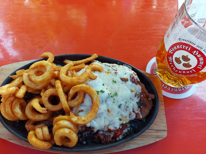 Fahr mal hin, kehr mal ein: Die Chilli Schnitzel Pfanne mit Twister im Brauerei-Gasthof Hummel