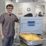 Ein Nudelauflauf zur Abschlussprüfung: Christopher-Joe Postler vom Staatlichen Beruflichen Schulzentrum Alfons Goppel kochte für die Suppenküche der Kindertafel